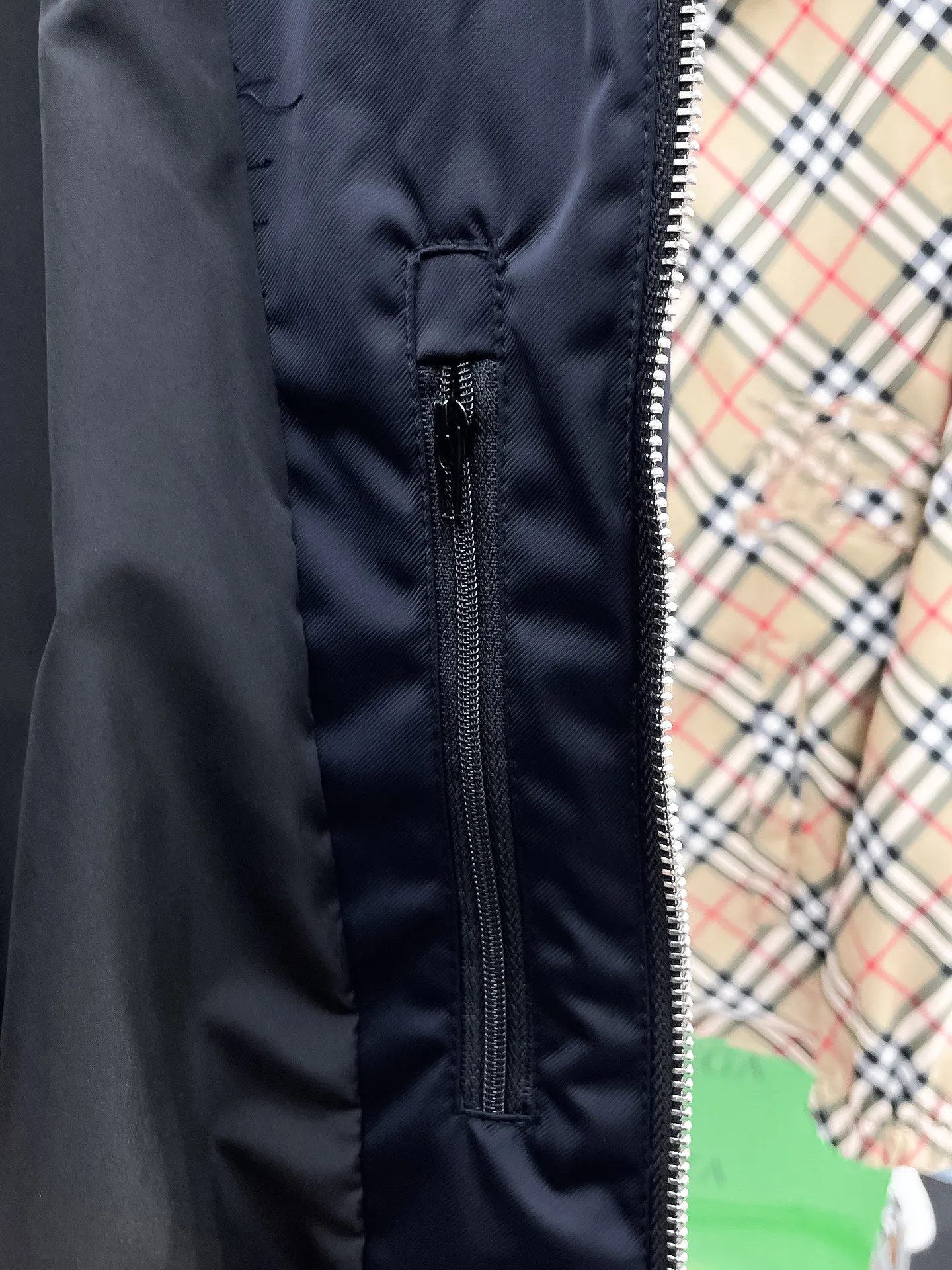Armani official website Same Style, complete with three labels, on sale in advance! 2026 Autumn and Winter New Arrival men's jacket, Original three-label premium version! The custom-made fabric Breathable in the counter has high comfort, impeccable details, and brand element design concept, reflecting high quality. It feels delicate and soft! It presents a casual cut and the upper body shape is great! Sizes: M～3XL